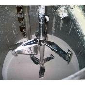 Installation de mélange, dosage et pesage pour produits pâteux sur plateforme